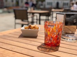 Klassische Trinkgläser aus mundgeblasenem und handgefertigtem Glas mit Murano-Murrin, Linie „I Colori di Murano“, 350 ml. Hergestellt in Italien