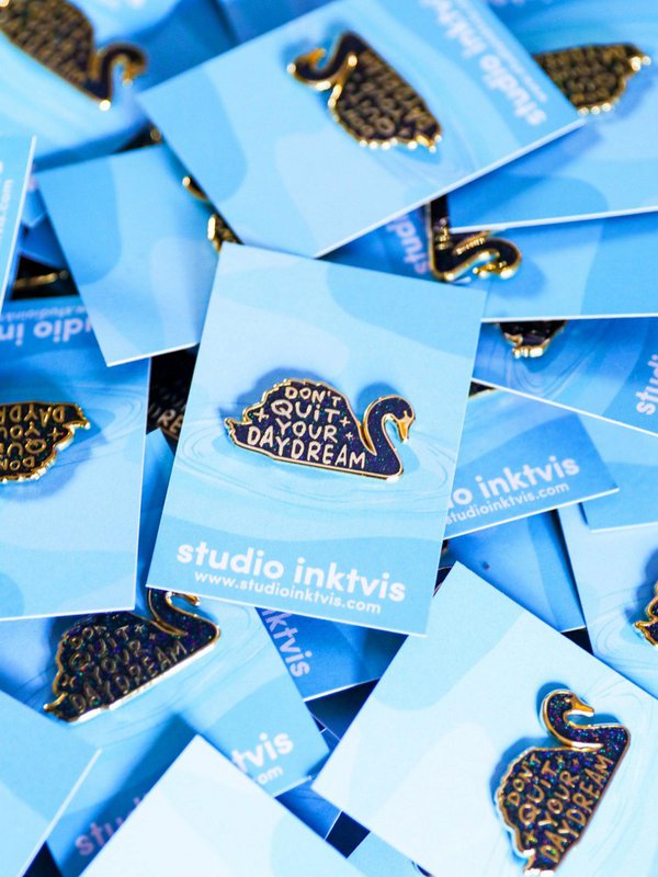 Pin Forlad ikke din dagdrøm svane sort