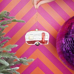 Weihnachtshänger – Wohnwagen – Weiß/Rot – Glas – 11,5 x 5 x 8 cm