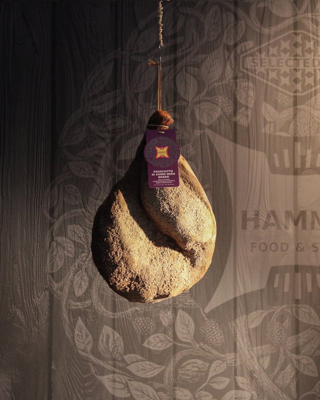 🇬🇧 Boneless Umbrian wild black pig ham - seasoned artisanal salami