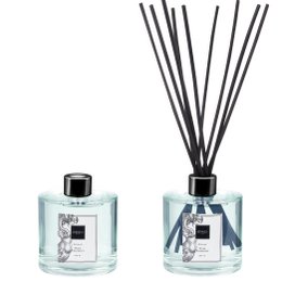  Aquae room fragrance 500ml, a reed diffuser with a fresh, clean scent. The diffuser features a glass bottle with black reed sticks to disperse the fragrance throughout the room.