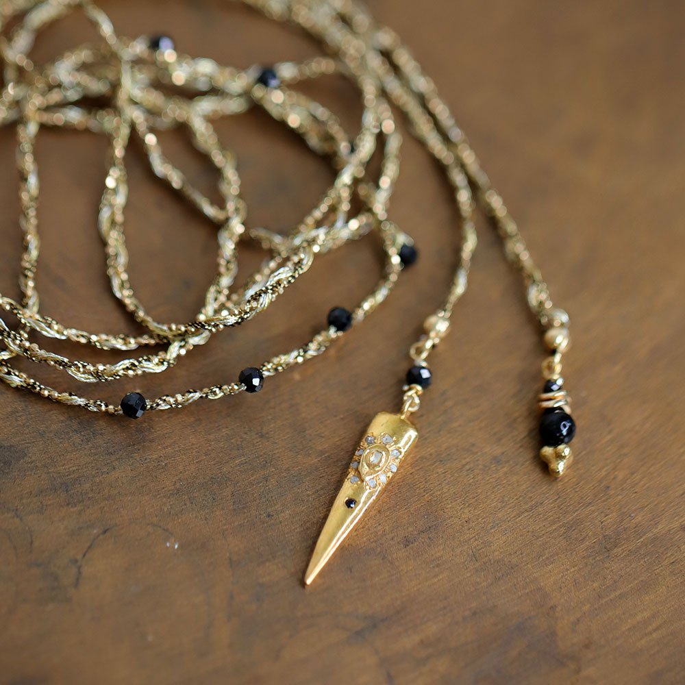 Collar cruzado trenzado con colgante de diamantes de Polki