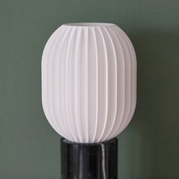 Prosta lampa stołowa kapsułki
