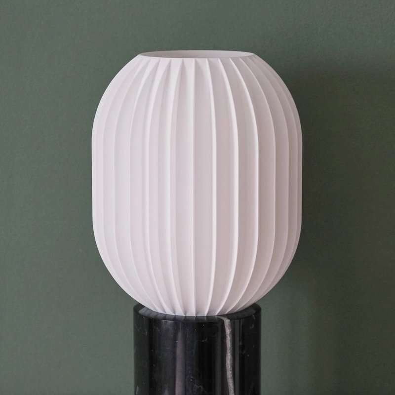 Prosta lampa stołowa kapsułki