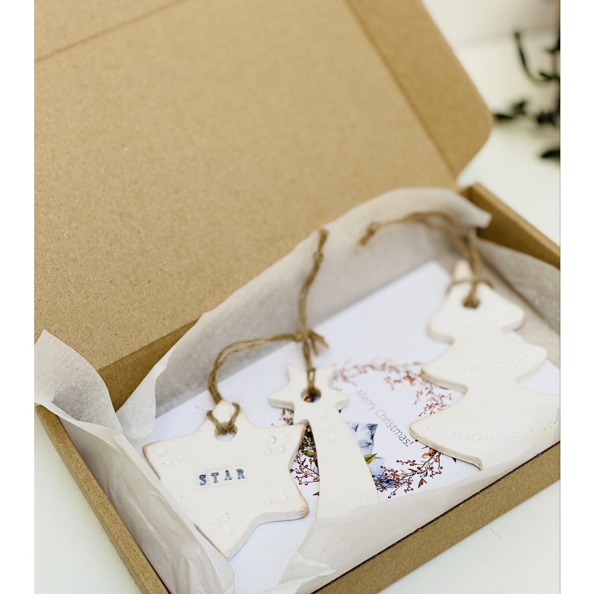 Kerst cadeau: setje witte kerstboomhangers van keramiek