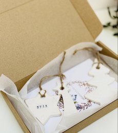 Kerst cadeau: setje witte kerstboomhangers van keramiek