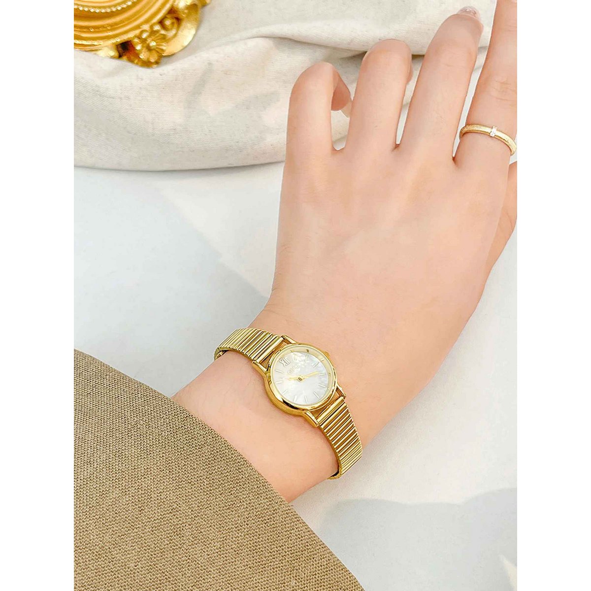 Lajas - Klassiek gouden quartzhorloge met ronde kast