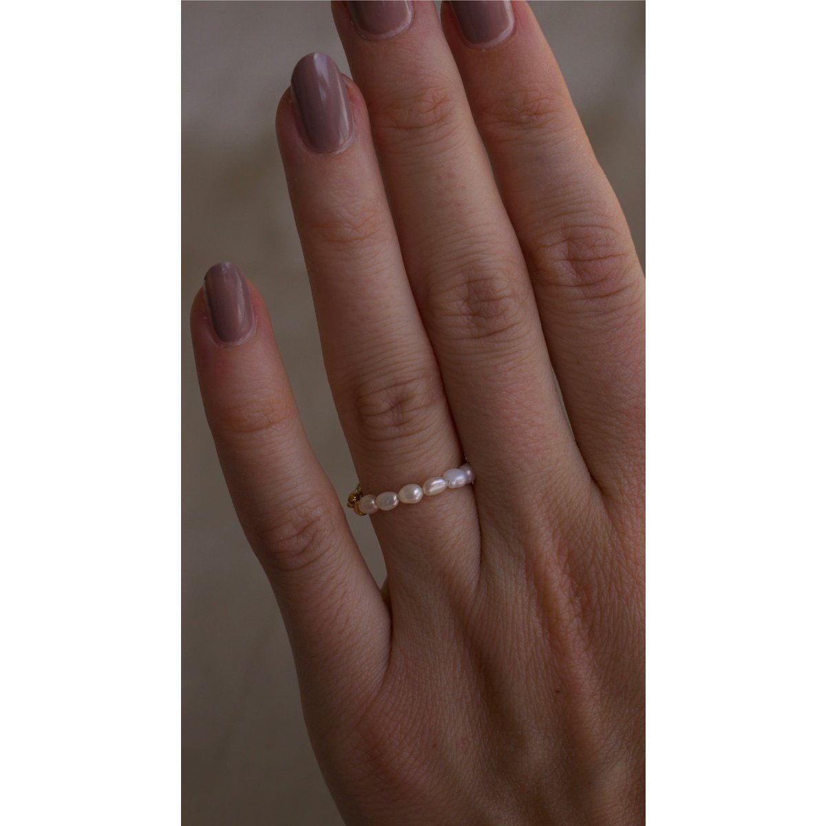 Hubert – Strukturierter Ring mit halber Perle und halb goldenem Band