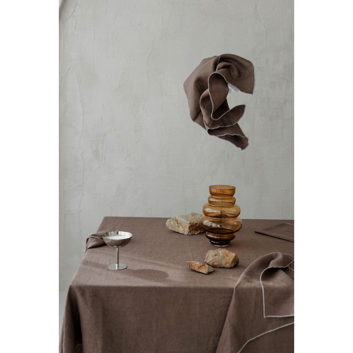 Linned dug med kontrastdetaljer Stone & Cacao Brown -330x145cm