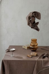 Linned dug med kontrastdetaljer Stone & Cacao Brown -330x145cm