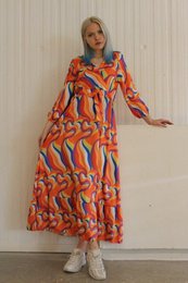 Robe longue colorée en satin