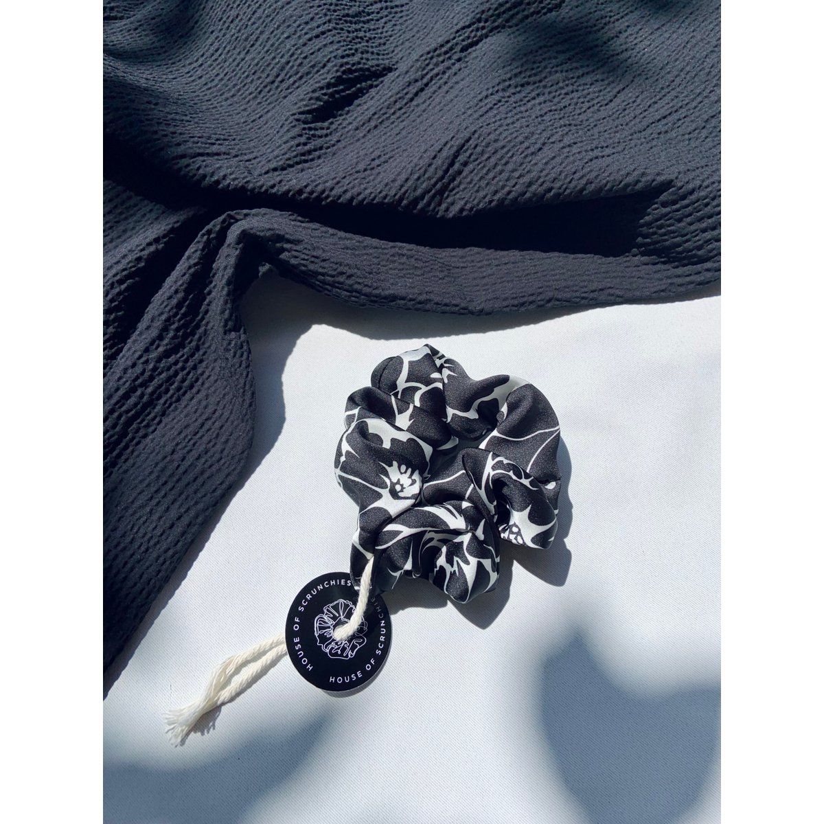 Scrunchie - Black/White Flowers - Recycelt
