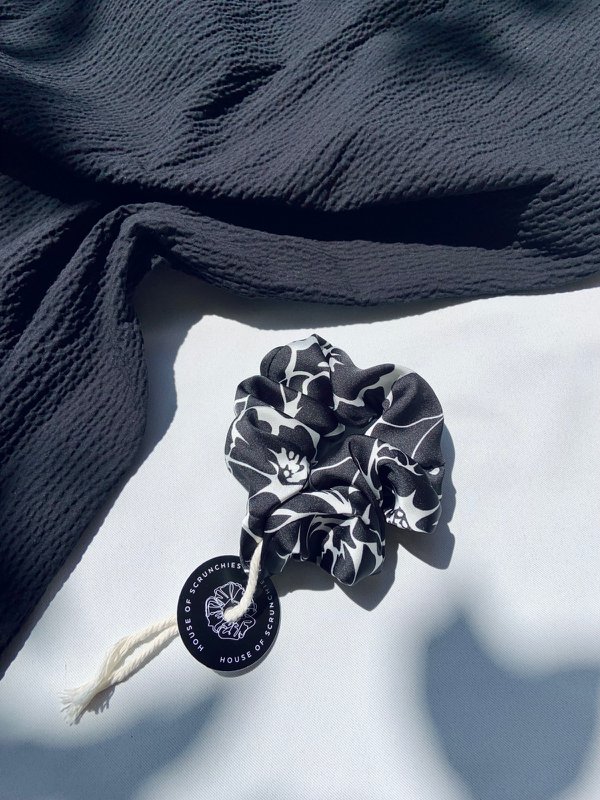 Scrunchie - Black/White Flowers - Recycelt