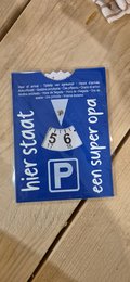  Parkeerschijf Opa is a keychain with a parking disc design. It features the number 61 and the word "Opa" (Grandfather in Dutch). The keychain is blue and white in color.