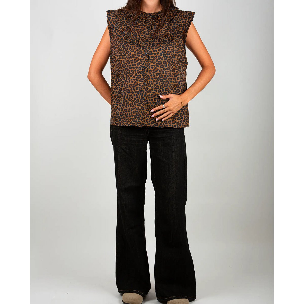 Mouwloze damesblouse met luipaardprint en ruches