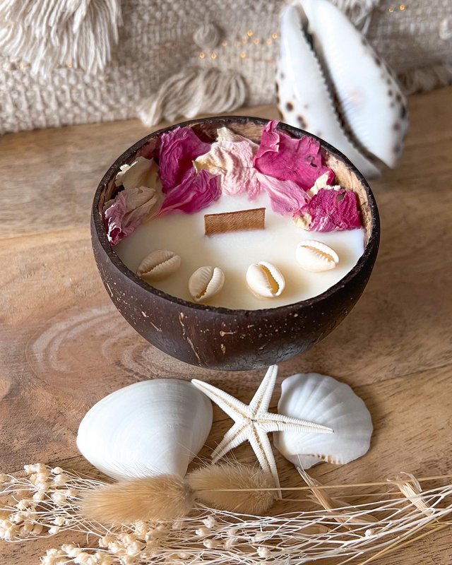Candela al cocco e petali di peonia Profumo Monoï Rosé