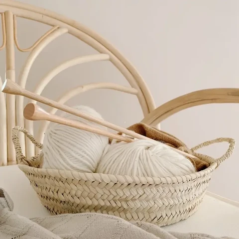 Corbeille ronde en feuilles de palmier