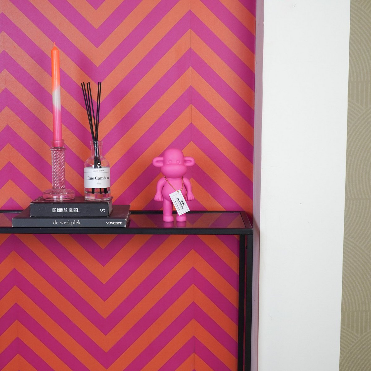 Ozdoba - Figurka małpy „The Legend” - Polyresin - Pink - 11x7x19cm