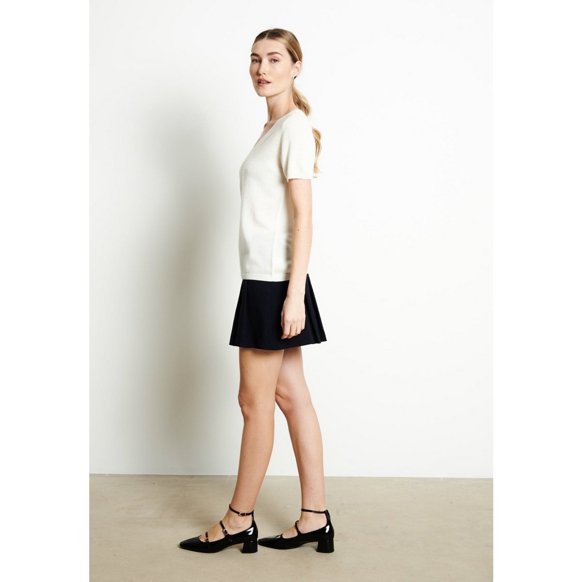 LILLY 14 Jersey de cashmere con cuello de pico y manga corta blanco crudo