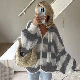 Luźny i luźny sweter w paski z szalikiem