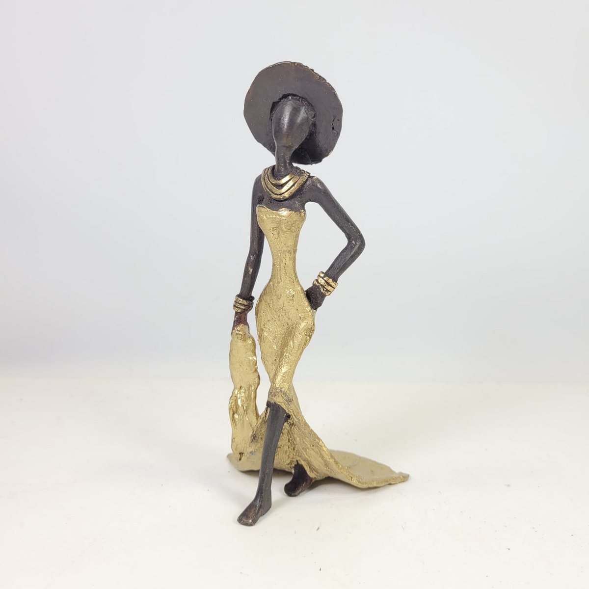 Bronzeskulptur "Femme élégante with chapeau" af Soré | forskellige størrelser og farver