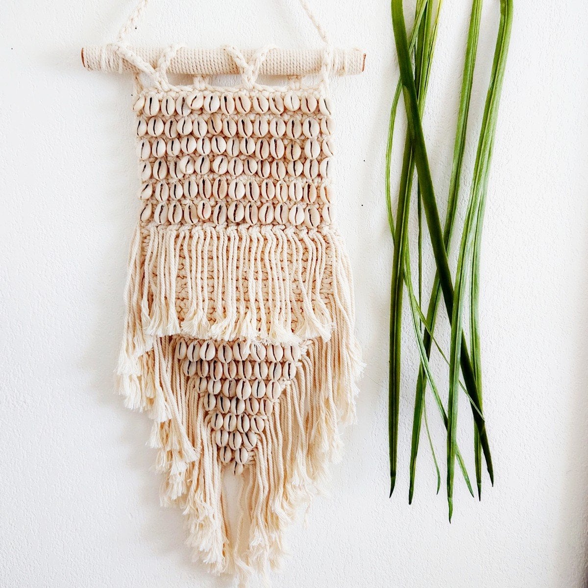 Macrame en schelpen boho wanddecoratie