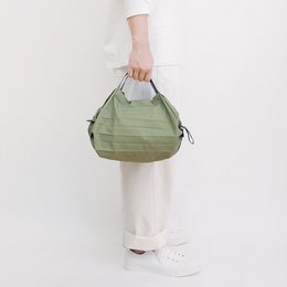Compact, foldable shopping bag in a forest green color. Made of durable material, with a simple and minimalist design. Suitable for everyday use or travel.