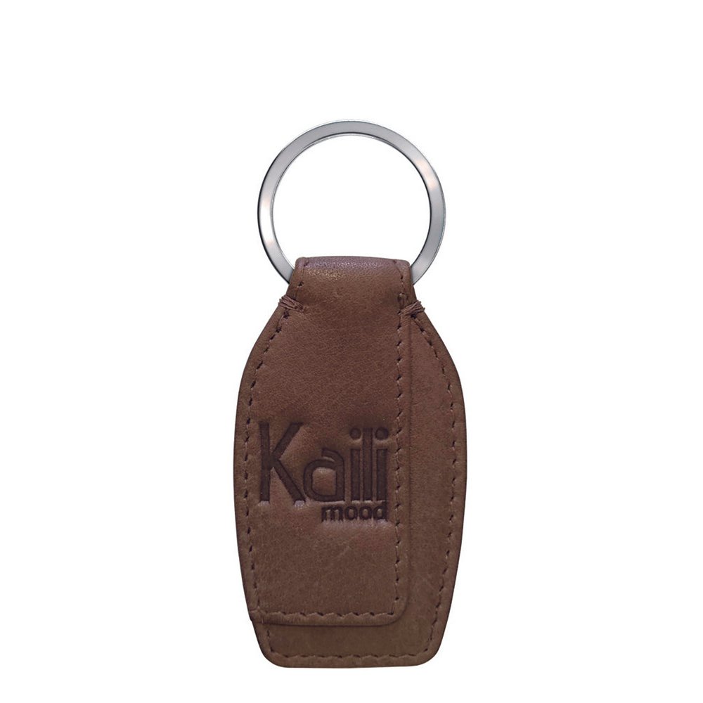 K10753IB | Schlüsselanhänger aus echtem Vollnarbenleder mit leichter Narbung. Schlammfarbe. Ring aus poliertem Nickel. Gesamtmaße: 3,5 x 9 x 0,5 cm. Verpackung: Geschenkbox mit starrem Boden/Deckel