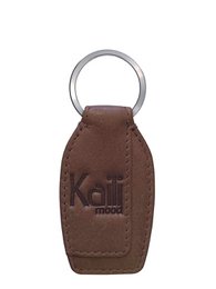 K10753IB | Schlüsselanhänger aus echtem Vollnarbenleder mit leichter Narbung. Schlammfarbe. Ring aus poliertem Nickel. Gesamtmaße: 3,5 x 9 x 0,5 cm. Verpackung: Geschenkbox mit starrem Boden/Deckel