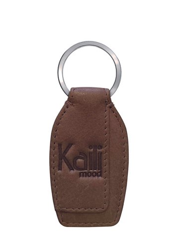 K10753IB | Schlüsselanhänger aus echtem Vollnarbenleder mit leichter Narbung. Schlammfarbe. Ring aus poliertem Nickel. Gesamtmaße: 3,5 x 9 x 0,5 cm. Verpackung: Geschenkbox mit starrem Boden/Deckel