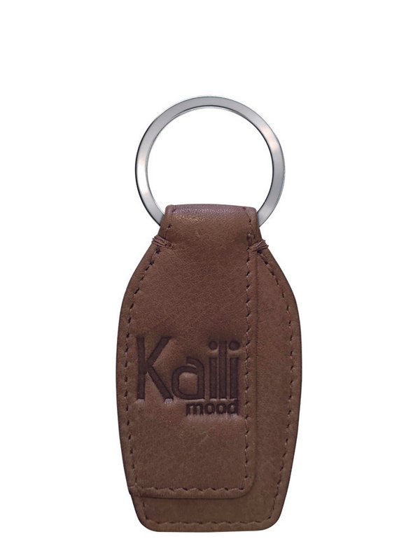 K10753IB | Schlüsselanhänger aus echtem Vollnarbenleder mit leichter Narbung. Schlammfarbe. Ring aus poliertem Nickel. Gesamtmaße: 3,5 x 9 x 0,5 cm. Verpackung: Geschenkbox mit starrem Boden/Deckel