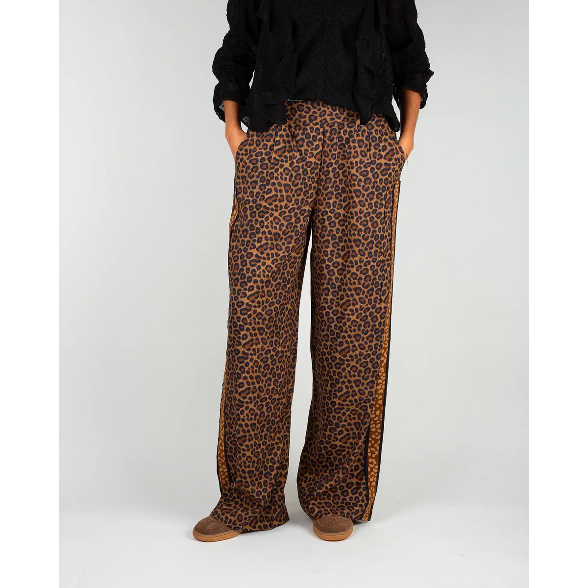 Pantaloni fluidi da donna con stampa leopardata marrone