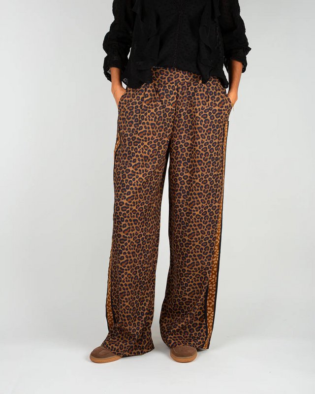 Pantaloni fluidi da donna con stampa leopardata marrone