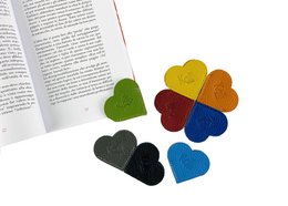 K0038FB | Segnalibro Cuore Made in Italy in Vera Pelle pieno fiore, grana dollaro - Colore Grigio - Dimensioni: cm 6 x 5,5 x 0,5 - Confezione: Gift Box rigido fondo/coperchio