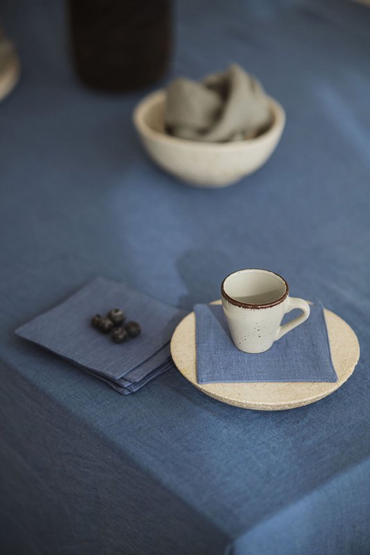 Åndbar og allergivenlig linneddug i Dusk Blue