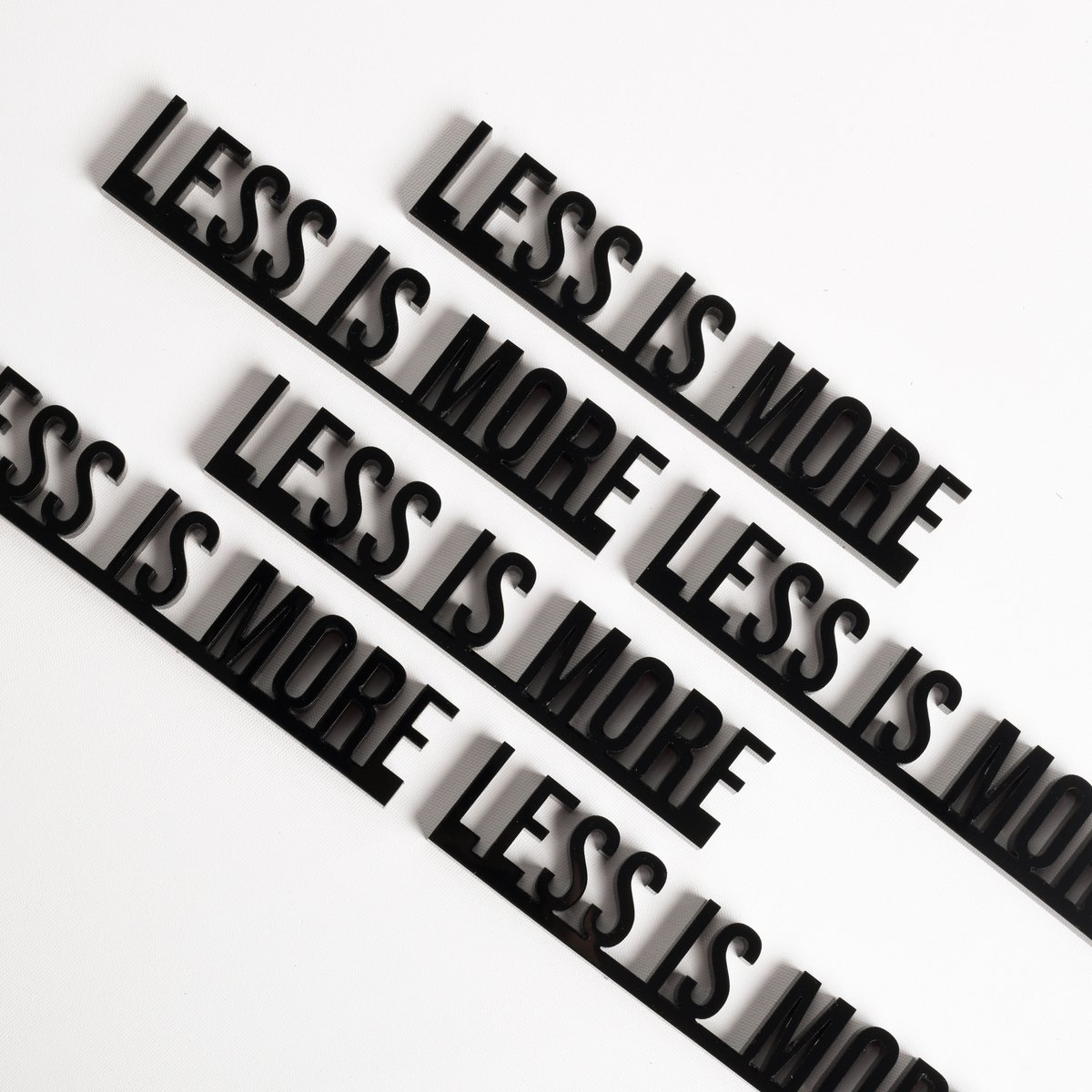 Architekturzitate 3D-Acryl-Schriftzug-Dekor – Weniger ist mehr (Mies van der Rohe)
