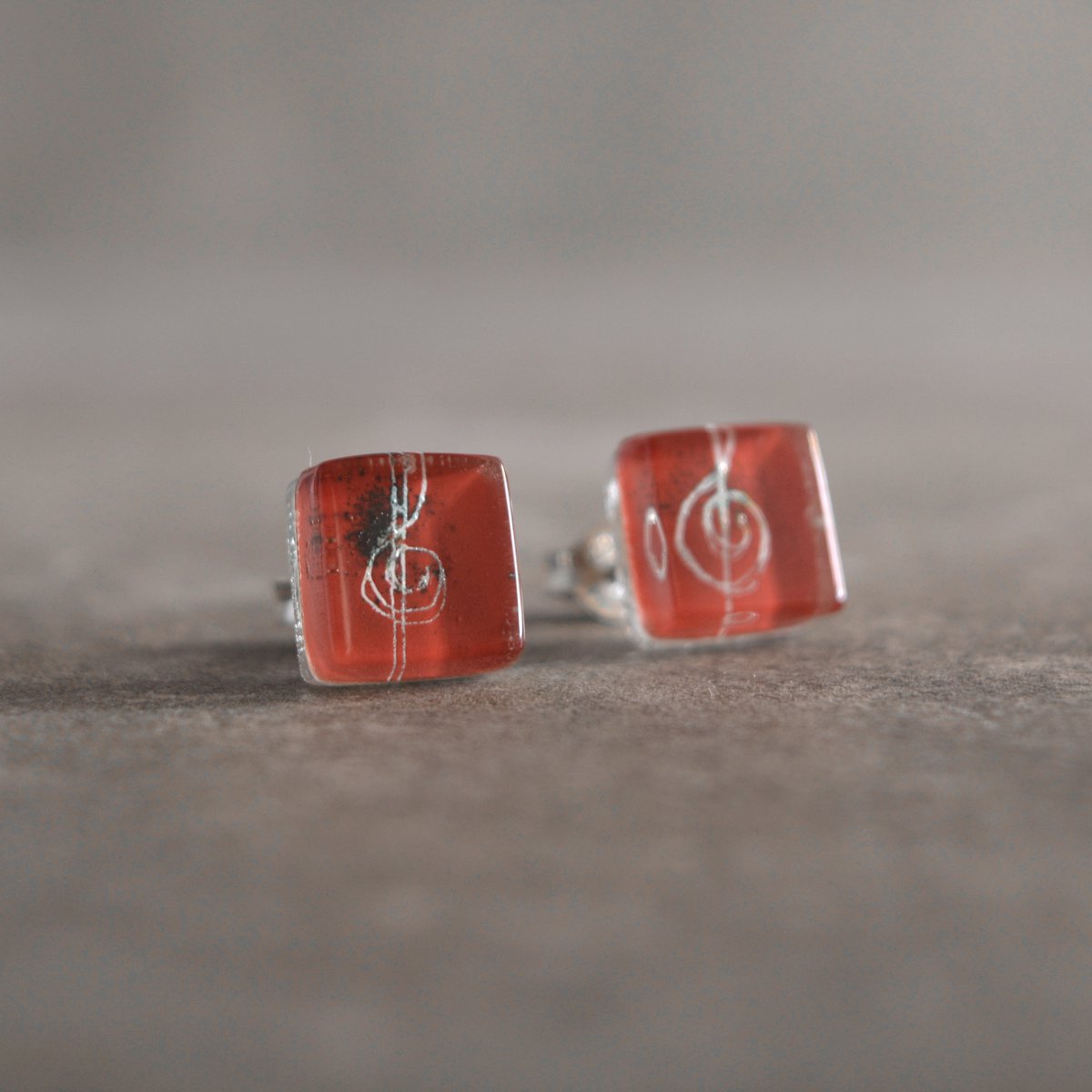 Orecchini a bottone con chiave di violino rossi, vetro e argento sterling 925, oggetto regalo a tema musicale