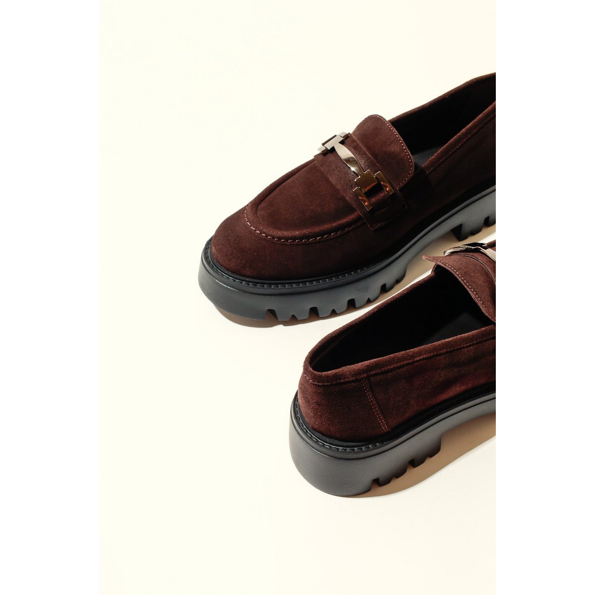 AINOHA CHOCOLATE – Wildleder-Loafer mit Horsebit und extraleichter Sohle