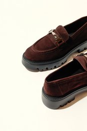AINOHA CHOCOLATE – Wildleder-Loafer mit Horsebit und extraleichter Sohle