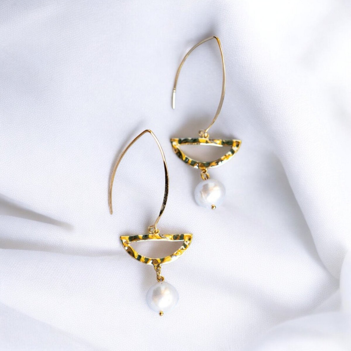 THALASSA – Lange goldene Barockperlenohrringe