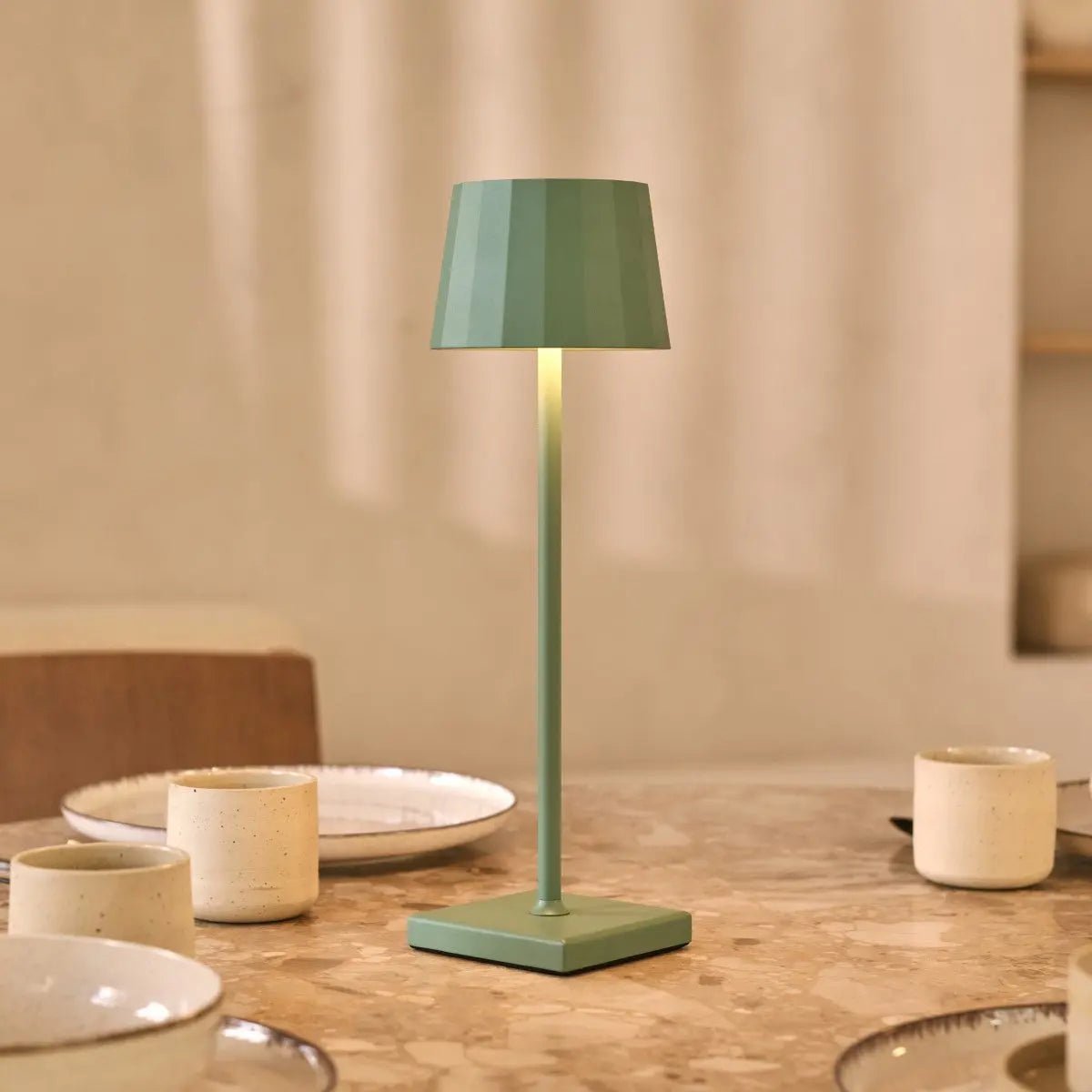 Kombi-Set Profi | 8 x Wouter Sage Green wiederaufladbare Tischlampen und Ladestation