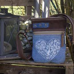 Domelo Trachtentasche Damen Umhängetasche. Dirndl Schultertasche aus Jeansstoff und Canvas (Segeltuch) und Leder. Handtasche in Trachtenstil mit Herz Aufdruck. Crossbody Tasche für Frauen als Oktoberfest Accessoires.