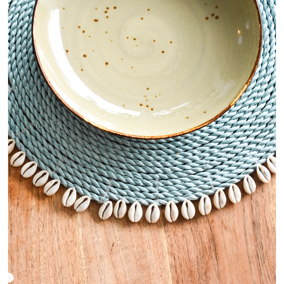 ZEEGRAS PLACEMAT SET MET COWRIE SCHELP - LICHTBLAUW