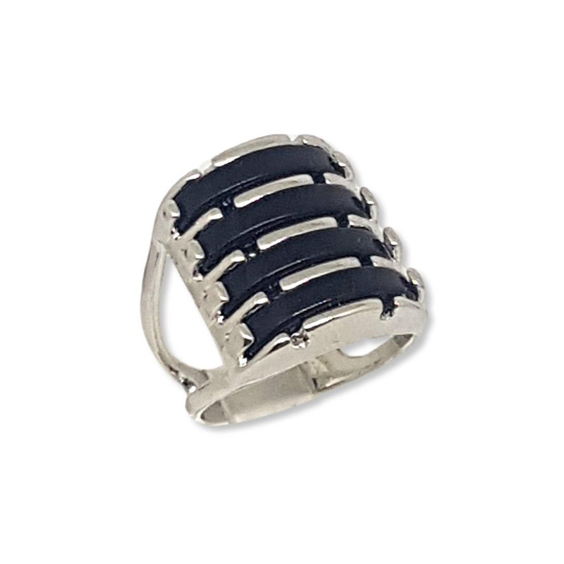 Bague à quatre pierres précieuses