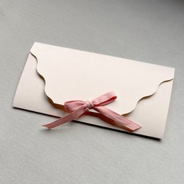 Geschenkverpackung, Gutscheinverpackung, Geldgeschenk, Konzertkarten, Umschlag NUDE mit Wellenschnitt und Naturband (VE = 5 Stück) 