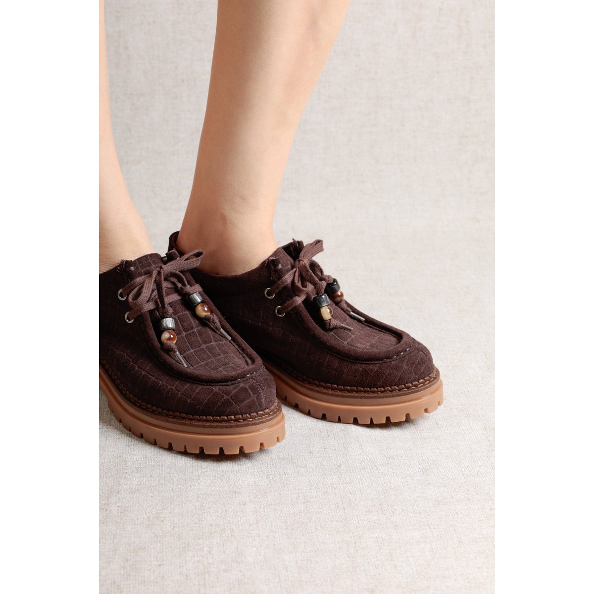 ODDA BEADS CHOCOLADE – Suède Wallabees met veters van harskralen en dikke zool