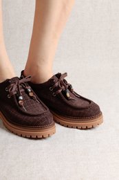 ODDA BEADS CHOCOLADE – Suède Wallabees met veters van harskralen en dikke zool