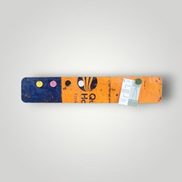 Magnette bord gemaakt van gerecyclede olievaten met 5 kleurrijke magneten 80 cm * 15 cm