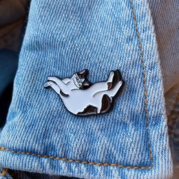 Enamel Pin "Look At Me! Cat"