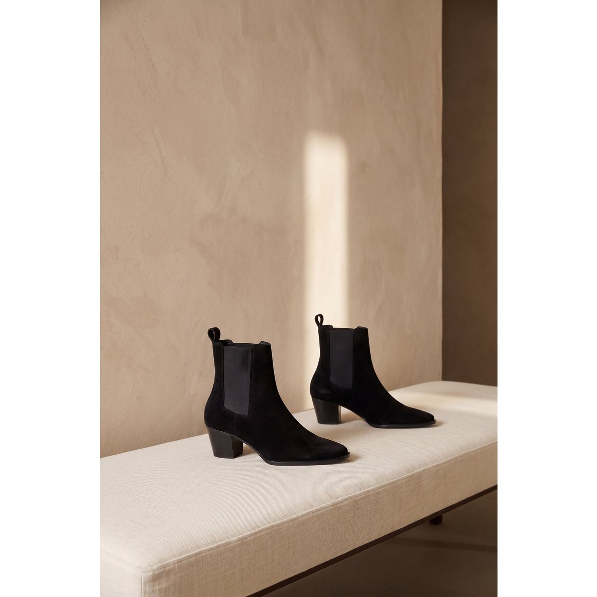 RAY BLACK – Spitze Stiefeletten mit quadratischer Zehenpartie und skulpturalem Absatz